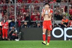 记者：金玟哉带着感冒出战圣保利，现在因咳嗽又遭遇了背部问题