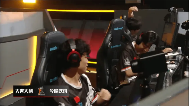 开云体育-PCL秋季赛周中赛W2D3R6：17吃下今日最后一鸡，单局4淘汰