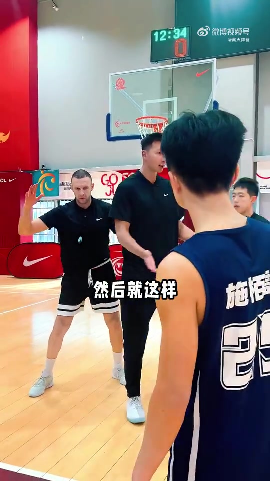 开云体育入口-干货！易建联亲自示范内线卡位要球 抢占位置+对抗控重心