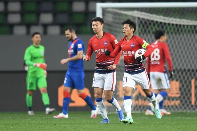 开云体育网站-40岁吴庆创中超新纪录 重庆10人大轮换或死磕武汉